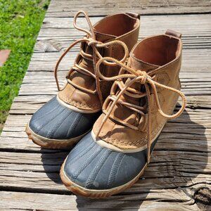 Sorel leather ankle duck boots with waterproof outsole